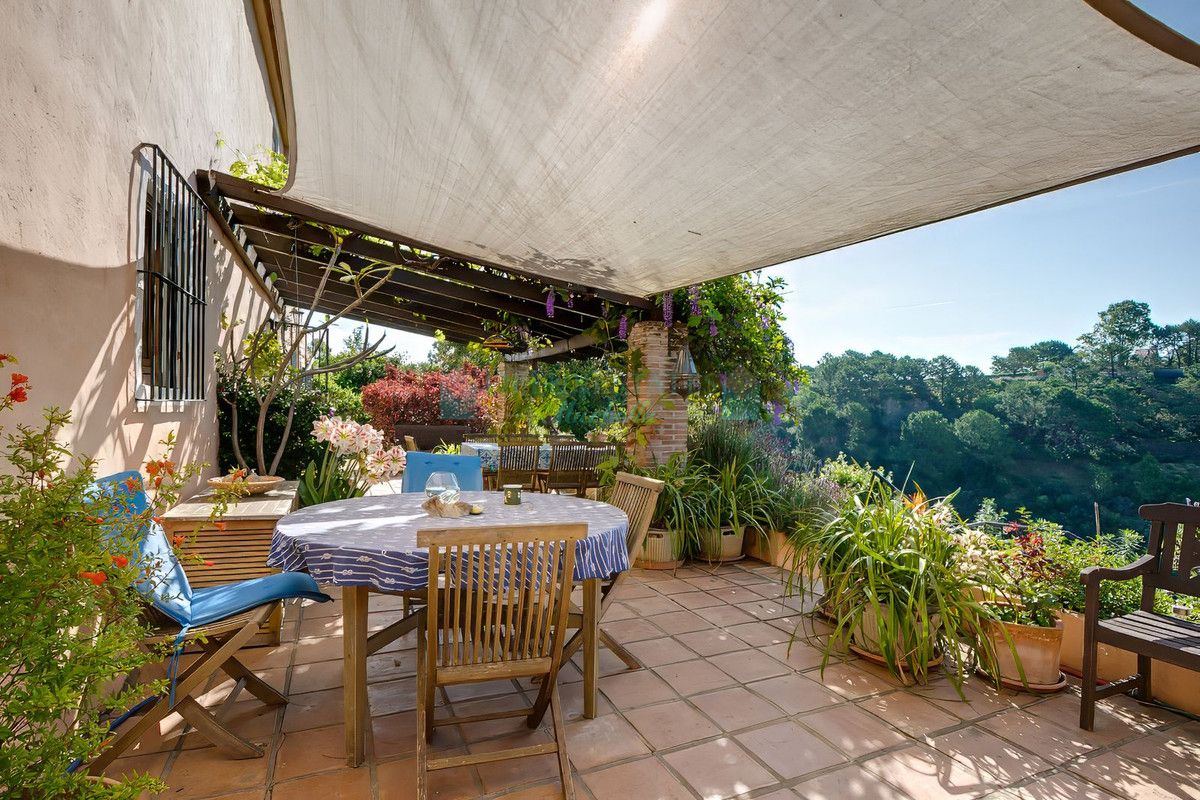 Villa for sale in Estepona