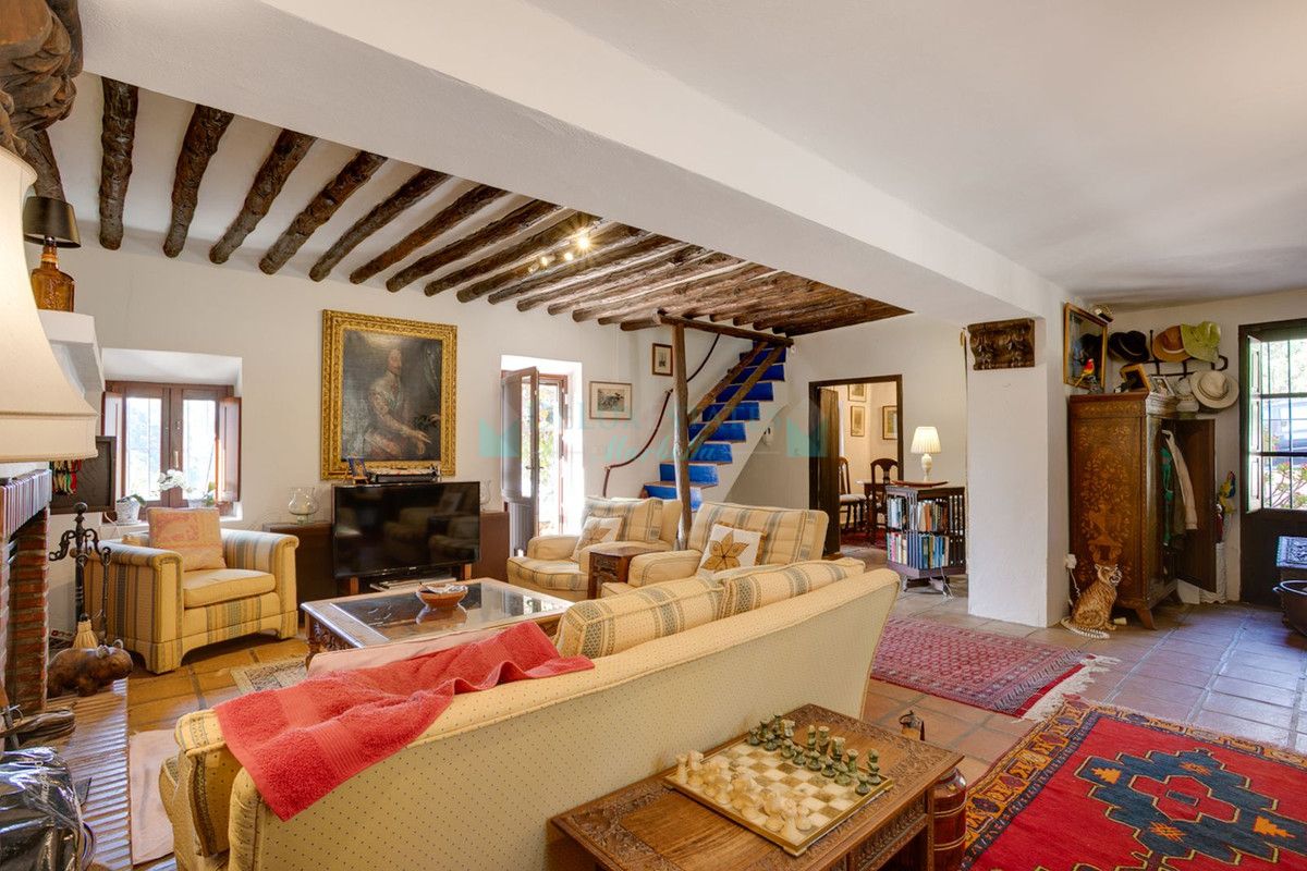Villa for sale in Estepona