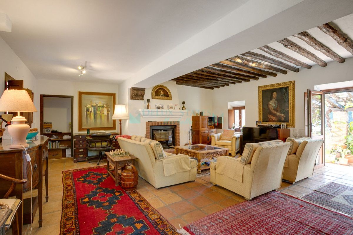 Villa for sale in Estepona