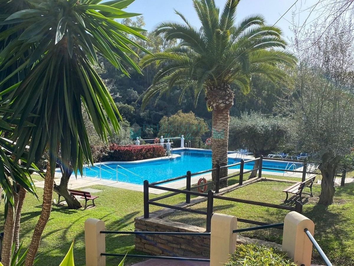 Apartamento en venta en El Almendro, Benahavis
