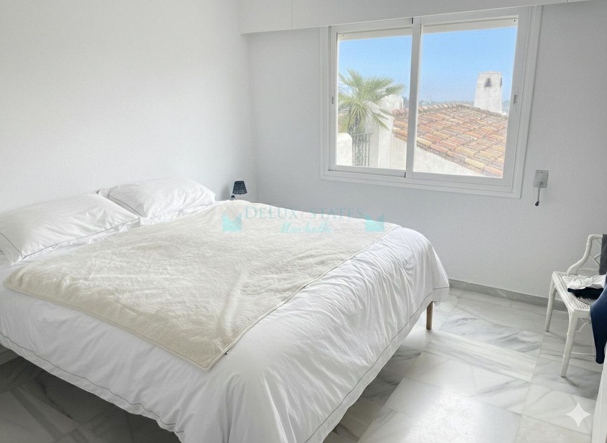 Apartamento en venta en El Almendro, Benahavis