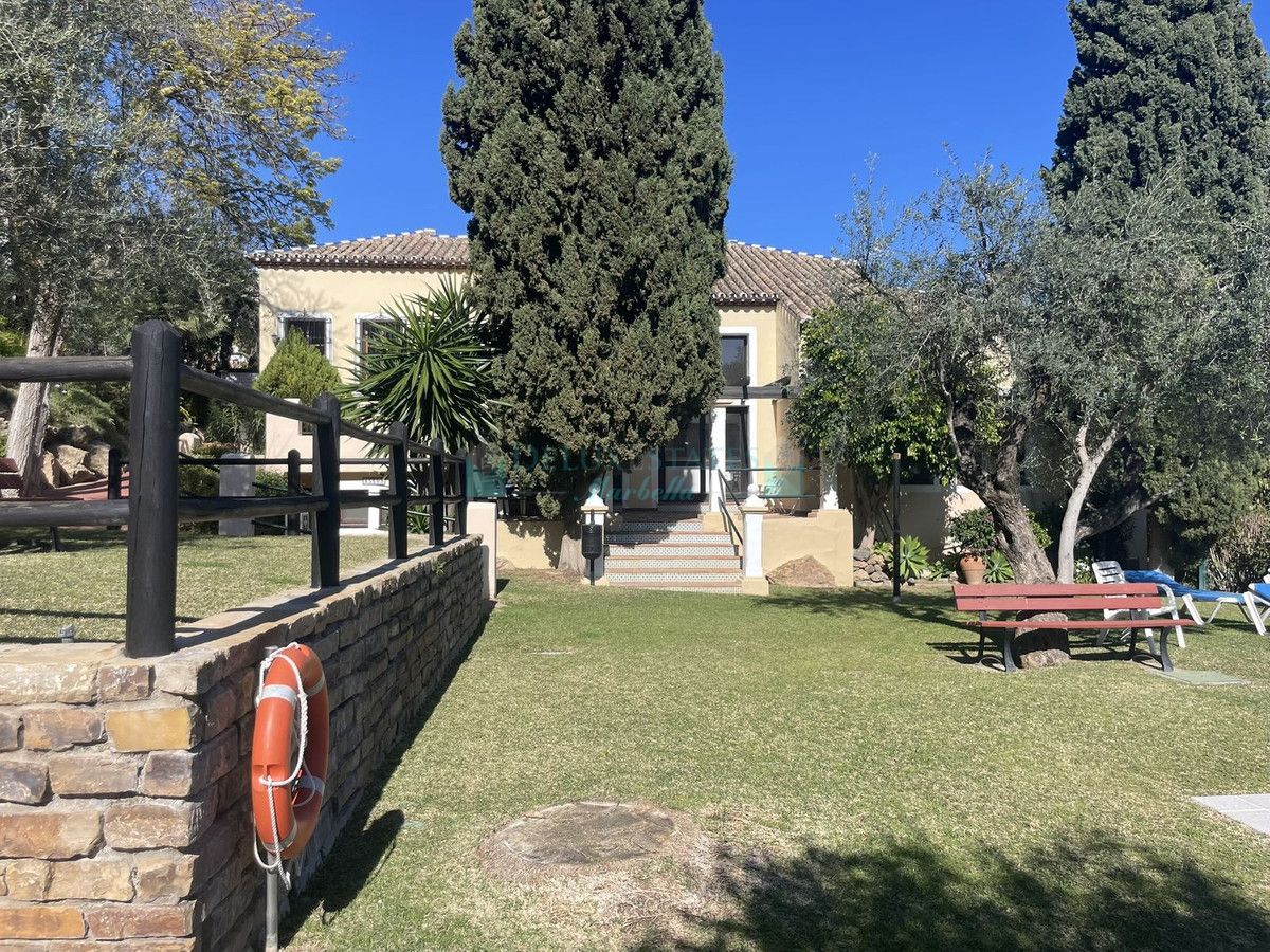 Apartamento en venta en El Almendro, Benahavis