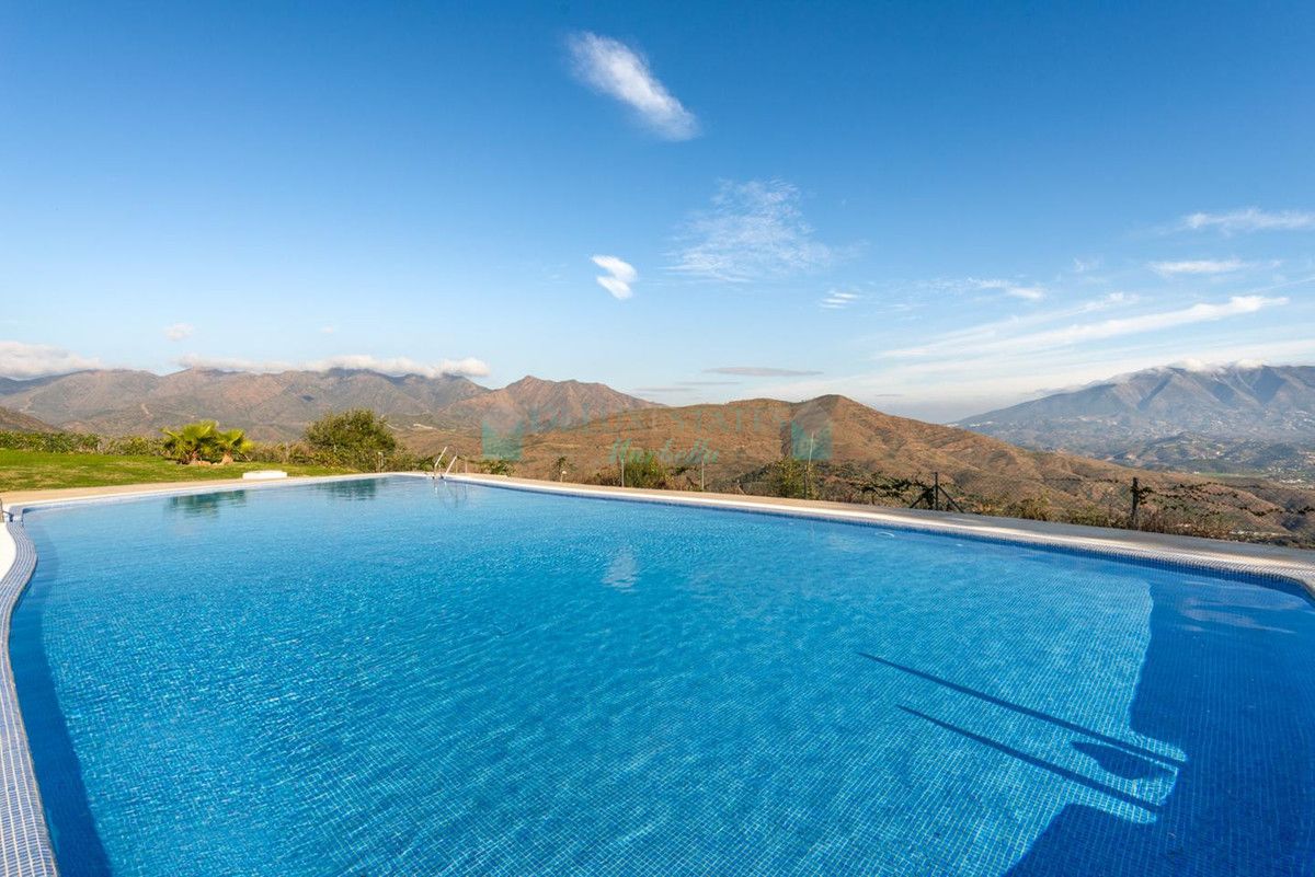 Villa Pareada en venta en La Mairena, Marbella Este