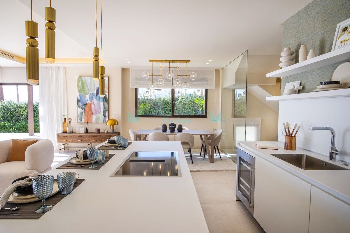 Villa for sale in New Golden Mile, Estepona