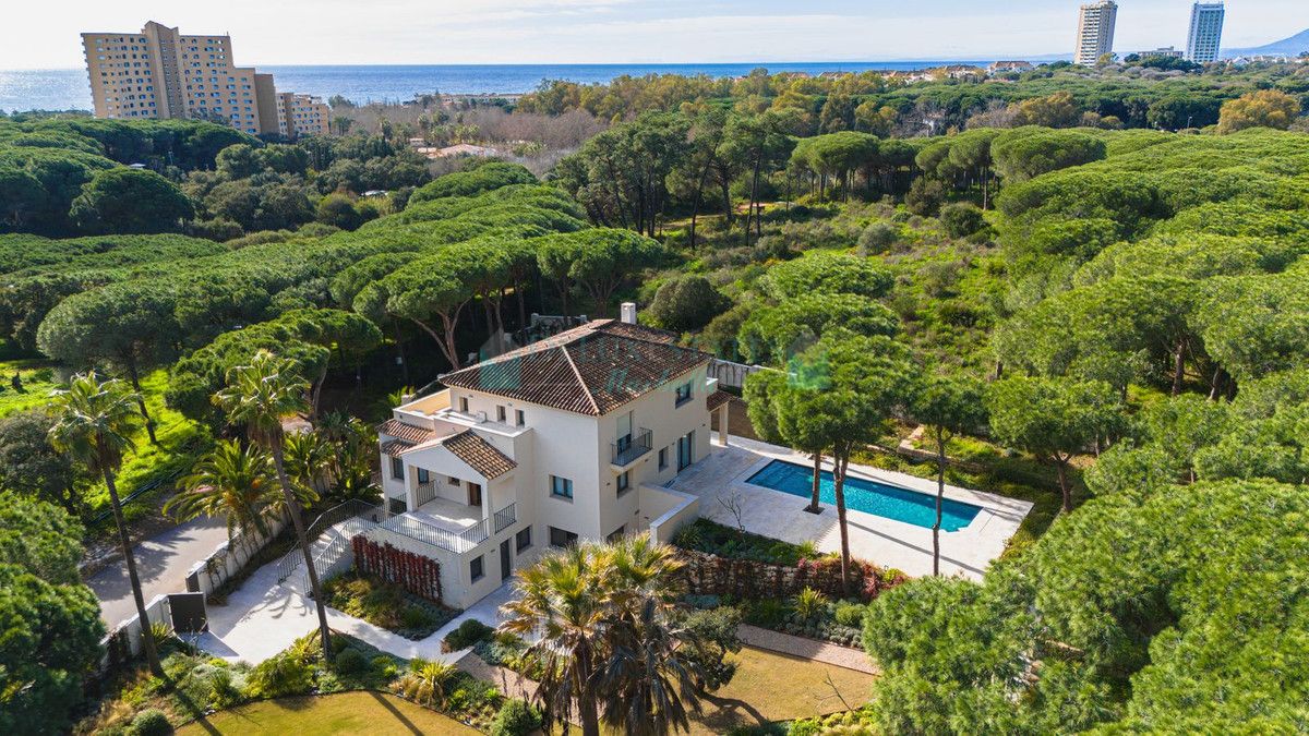 Villa for sale in Hacienda las Chapas, Marbella East