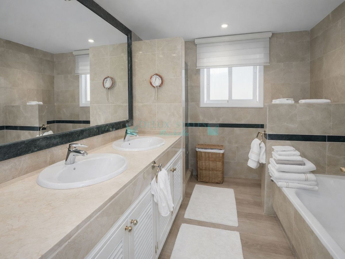 Ground Floor Apartment for sale in Elviria, Marbella East