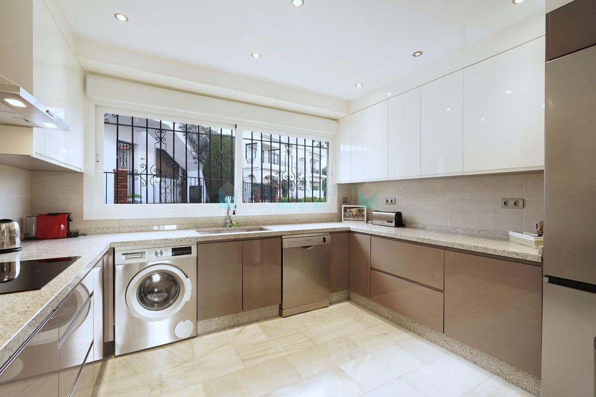 Ground Floor Apartment for sale in El Paraiso, Estepona