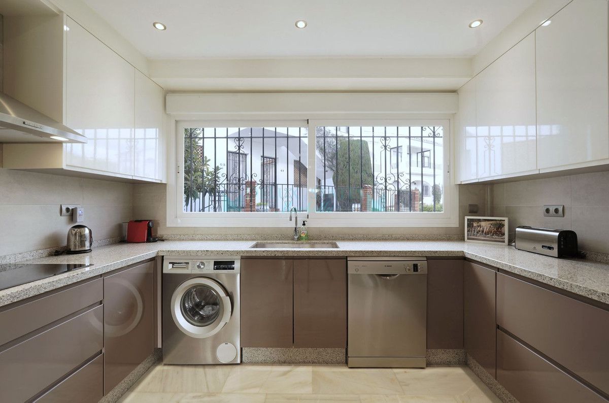 Ground Floor Apartment for sale in El Paraiso, Estepona