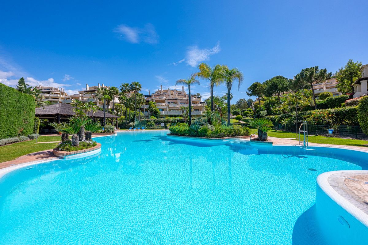 Ground Floor Apartment for sale in Benahavis