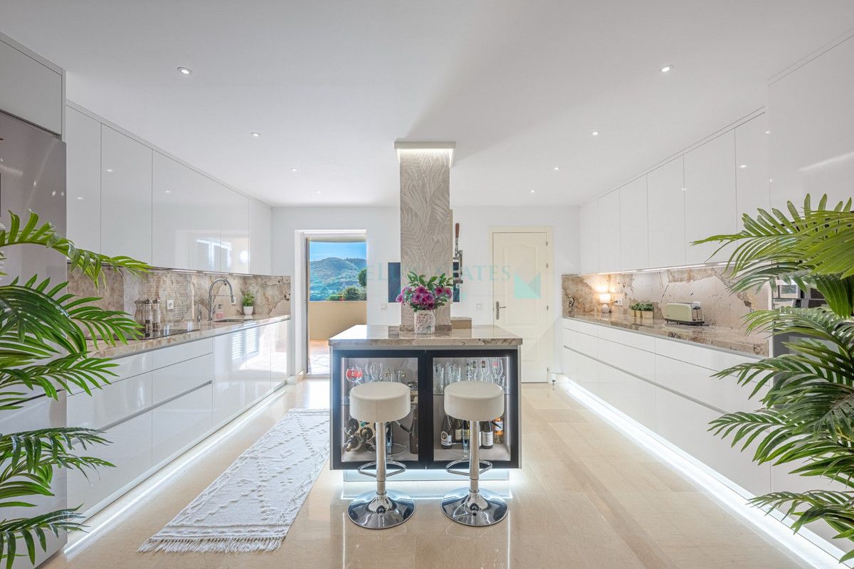 Ground Floor Apartment for sale in Benahavis