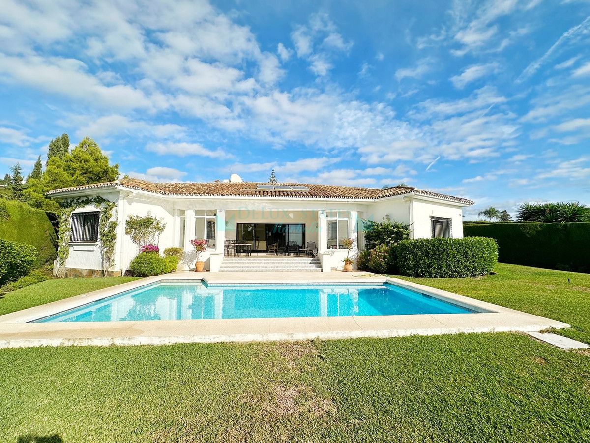 Villa for sale in El Paraiso, Estepona