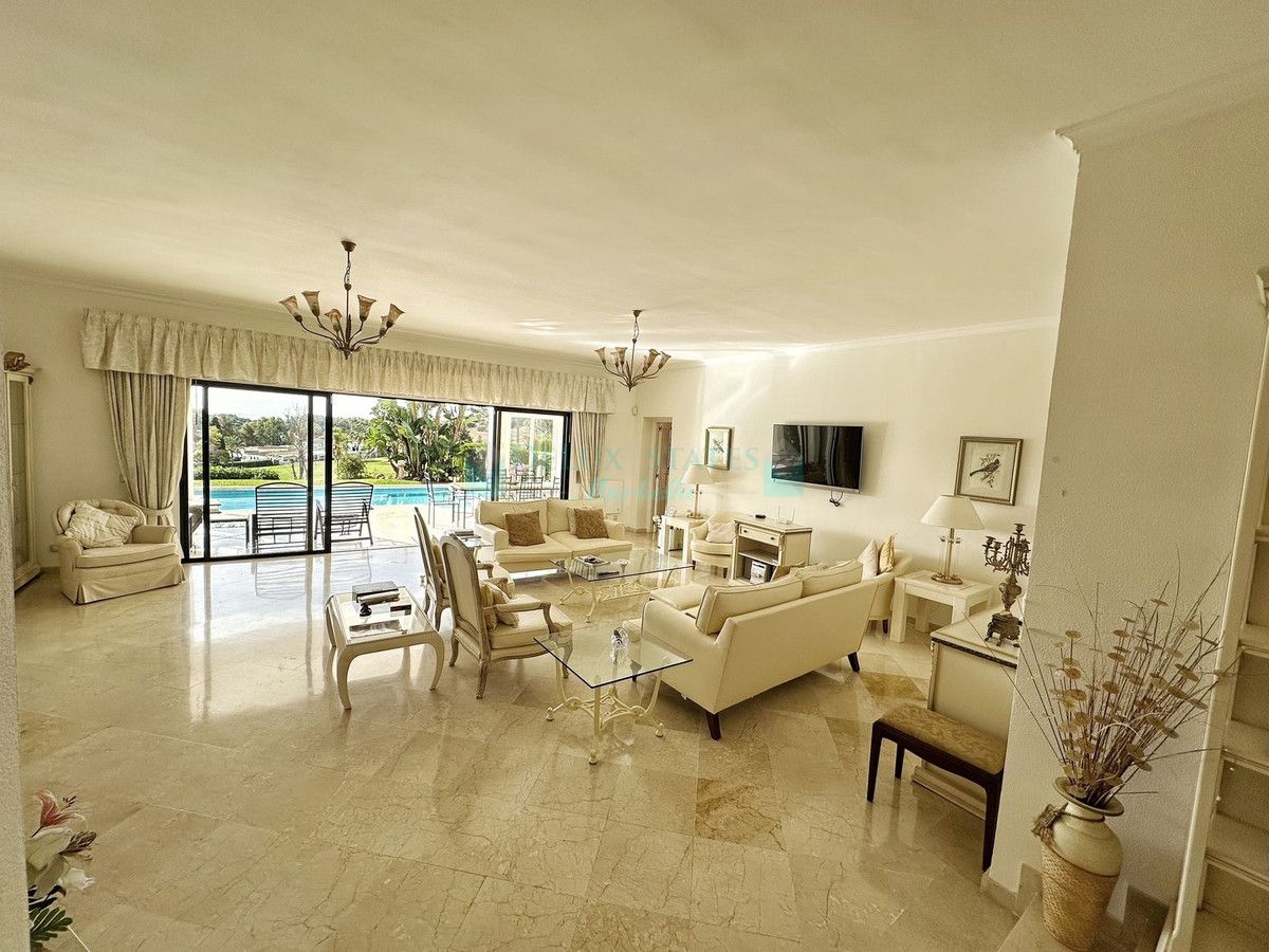 Villa for sale in El Paraiso, Estepona