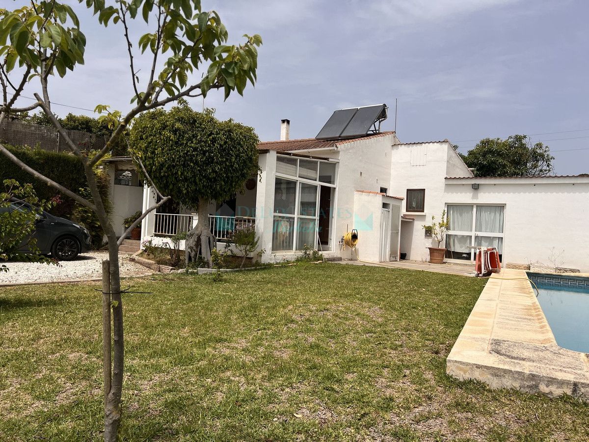 Villa for sale in Selwo, Estepona