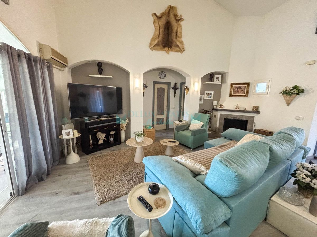 Finca for sale in Estepona