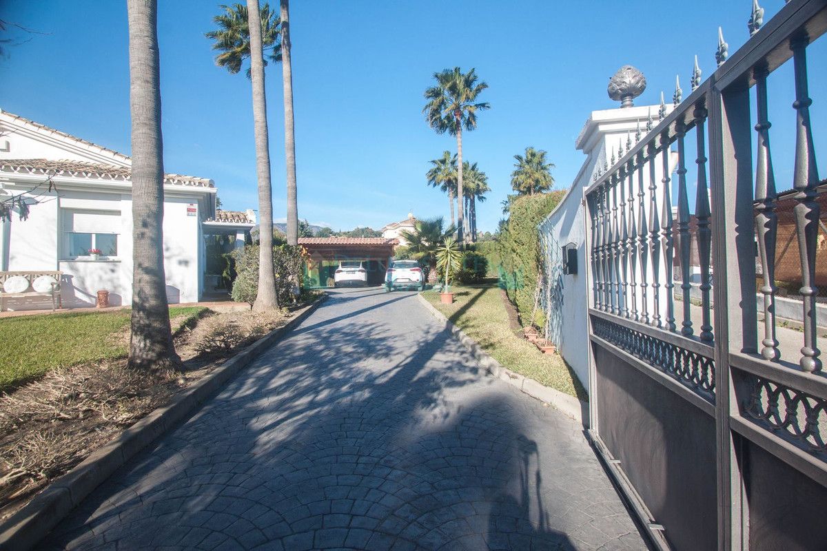 Finca for sale in Estepona