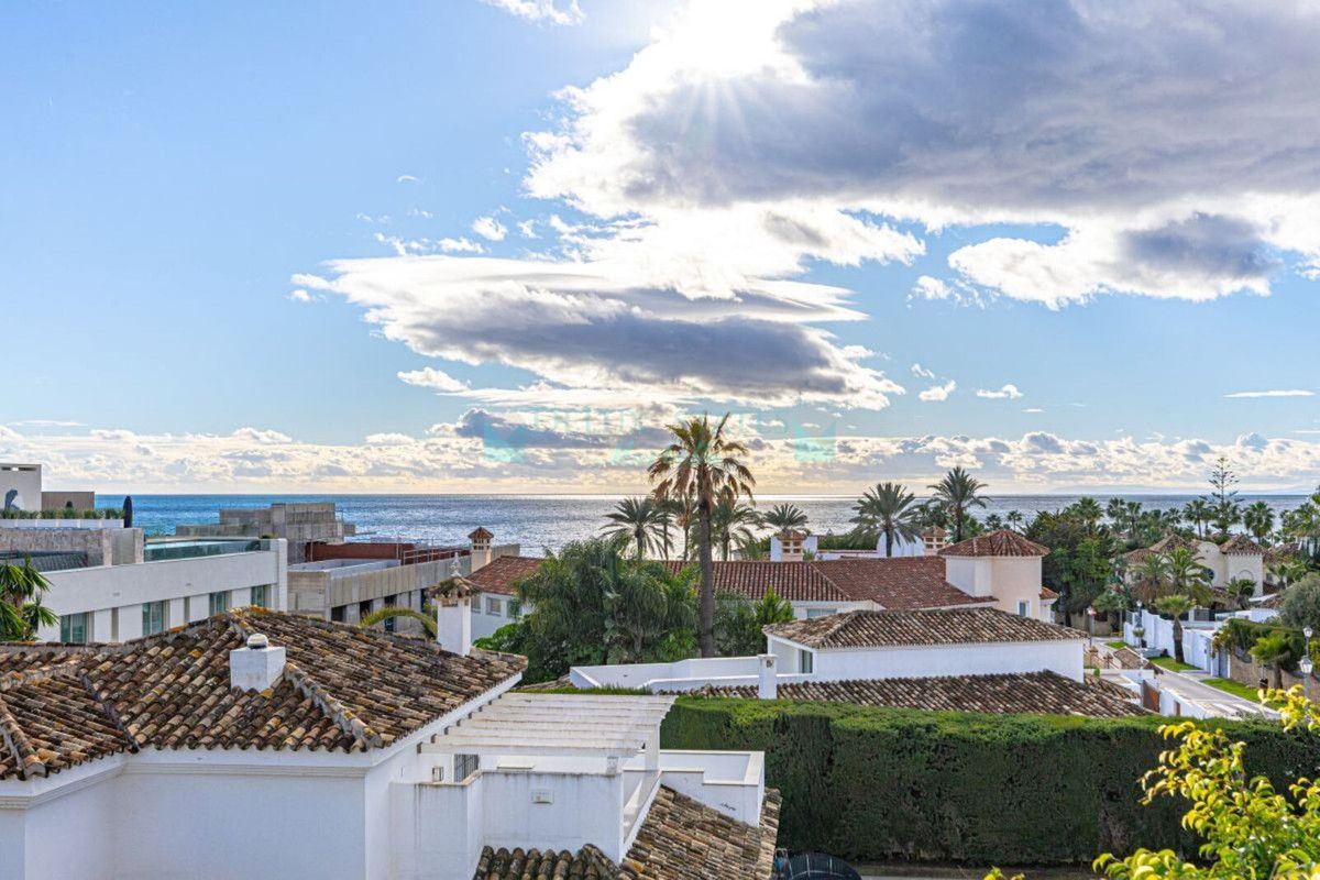 Villa for sale in Las Chapas, Marbella East