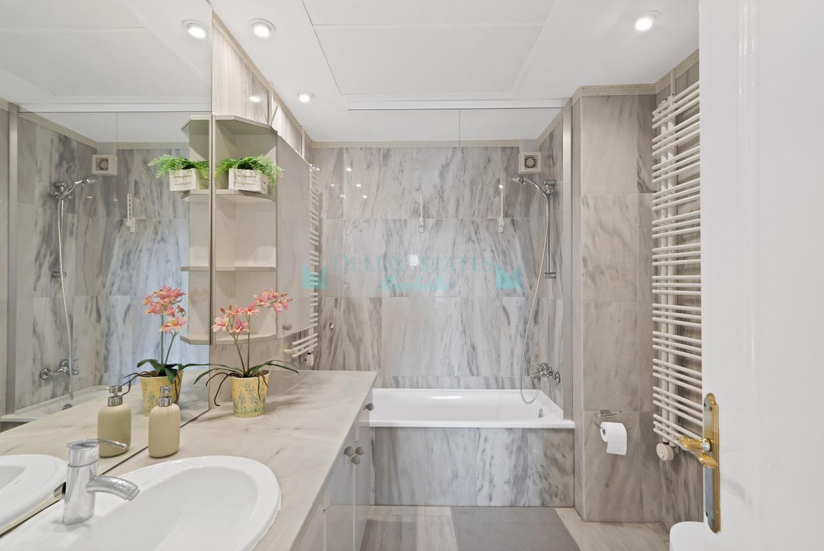 Penthouse for rent in Rio Real, Marbella East