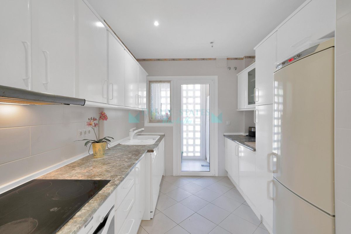 Penthouse for rent in Rio Real, Marbella East