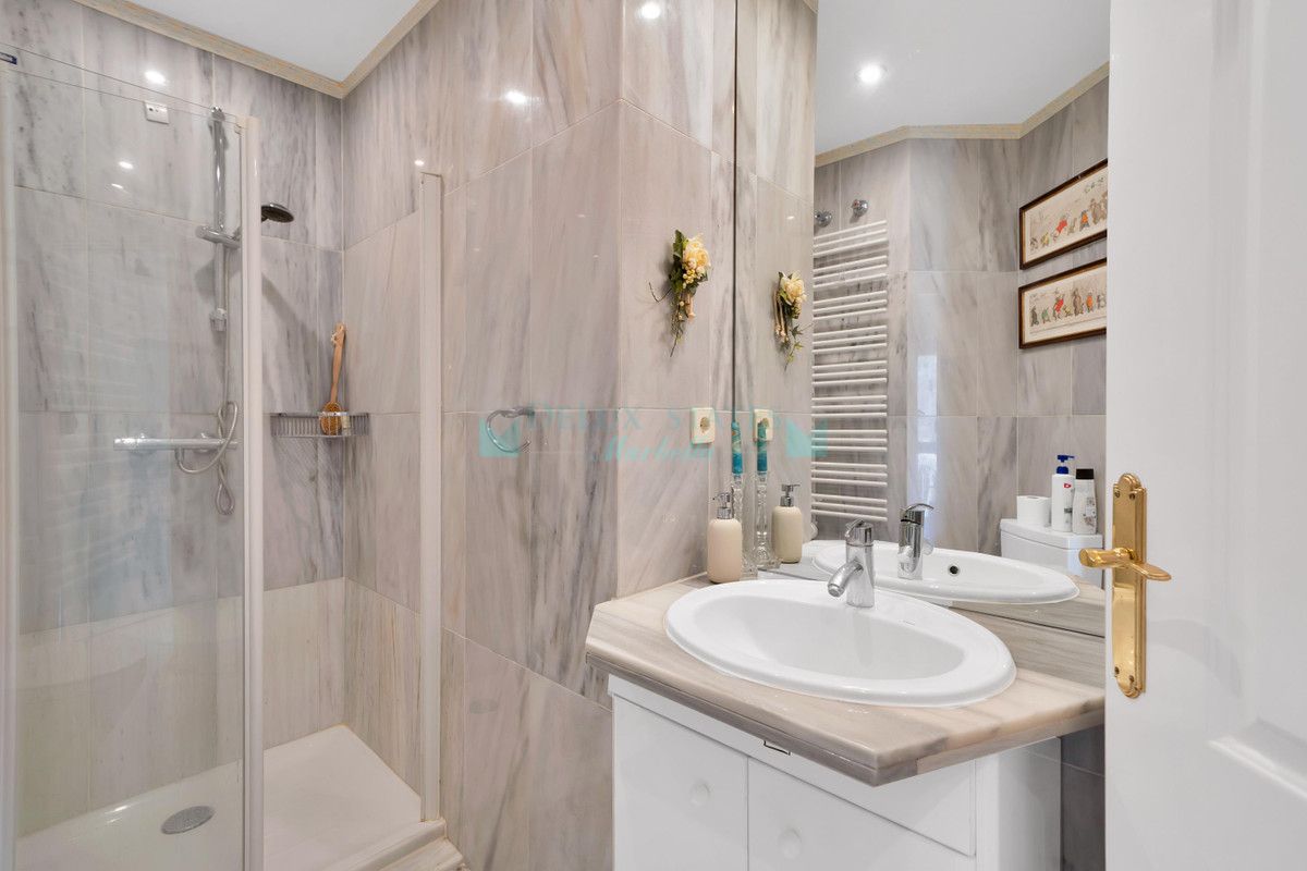 Penthouse for rent in Rio Real, Marbella East