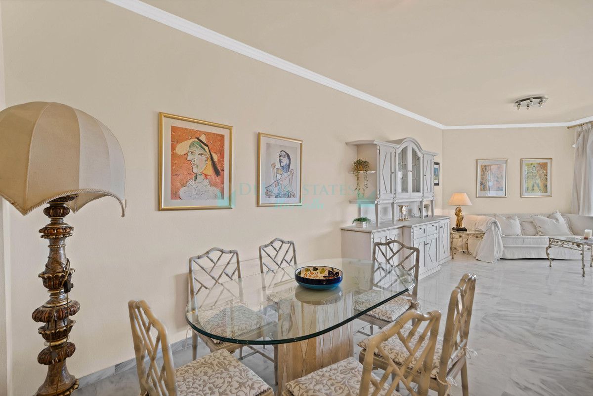 Penthouse for rent in Rio Real, Marbella East