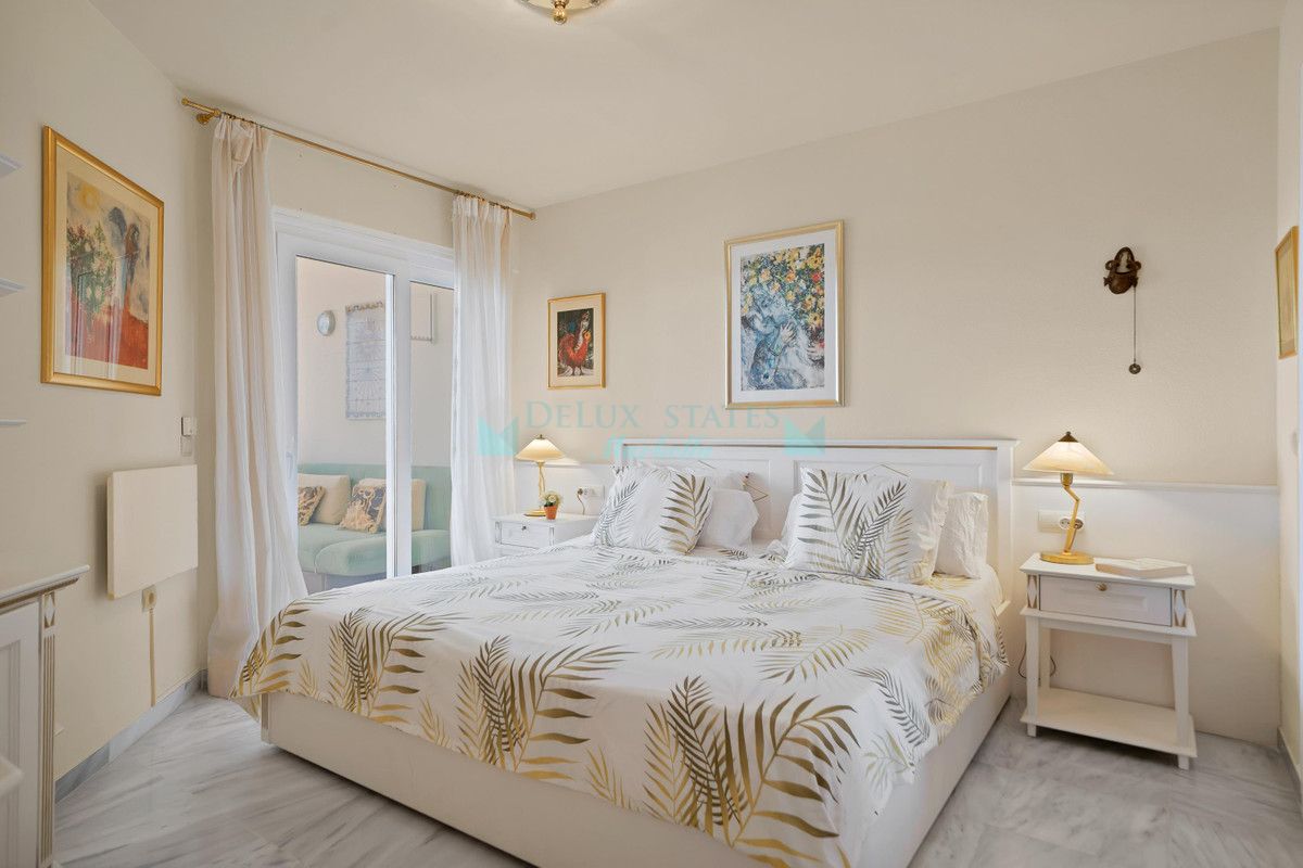Penthouse for rent in Rio Real, Marbella East