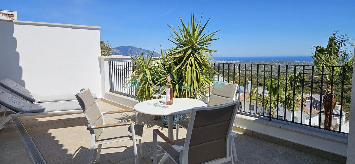 Penthouse for sale in La Mairena, Marbella East