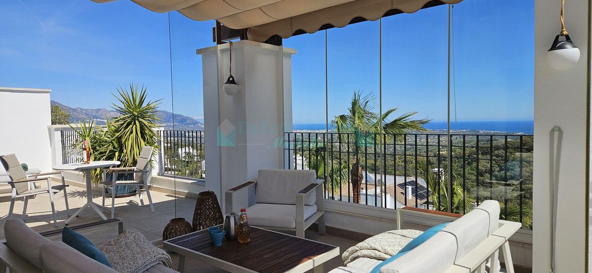 Penthouse for sale in La Mairena, Marbella East