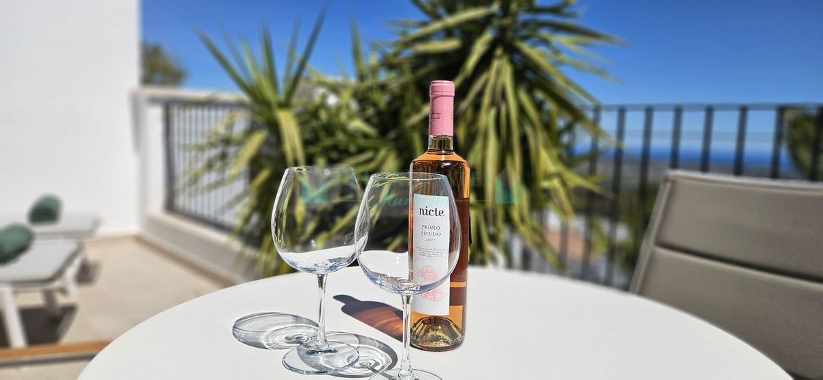 Penthouse for sale in La Mairena, Marbella East