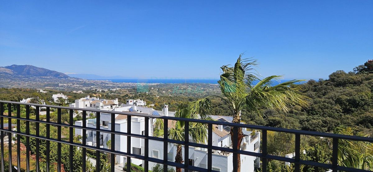 Penthouse for sale in La Mairena, Marbella East