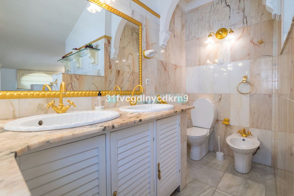 Villa for sale in Estepona