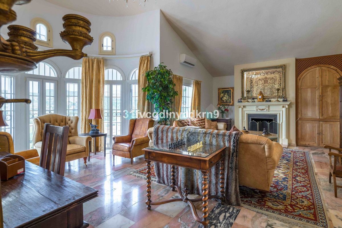 Villa for sale in Estepona