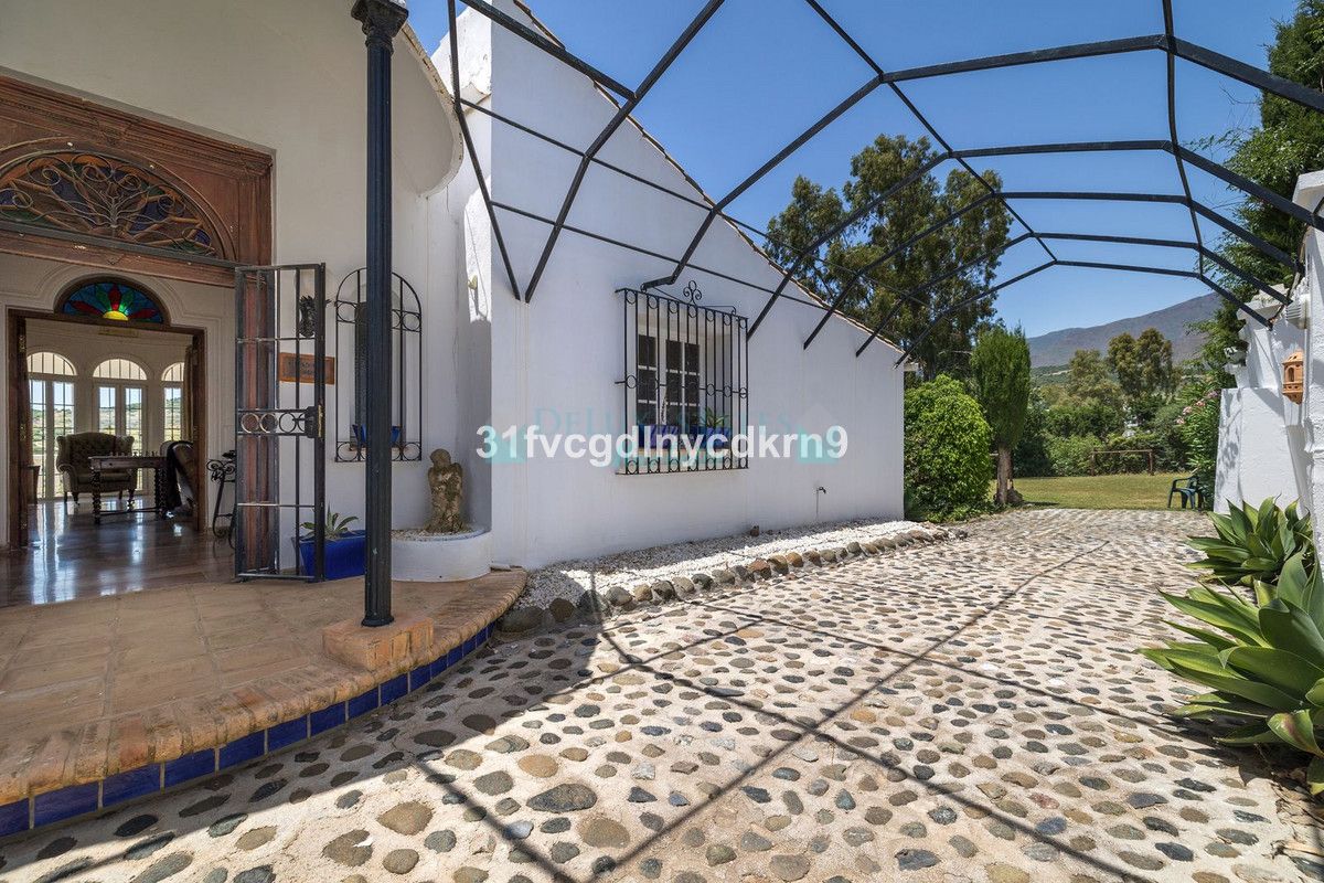 Villa for sale in Estepona