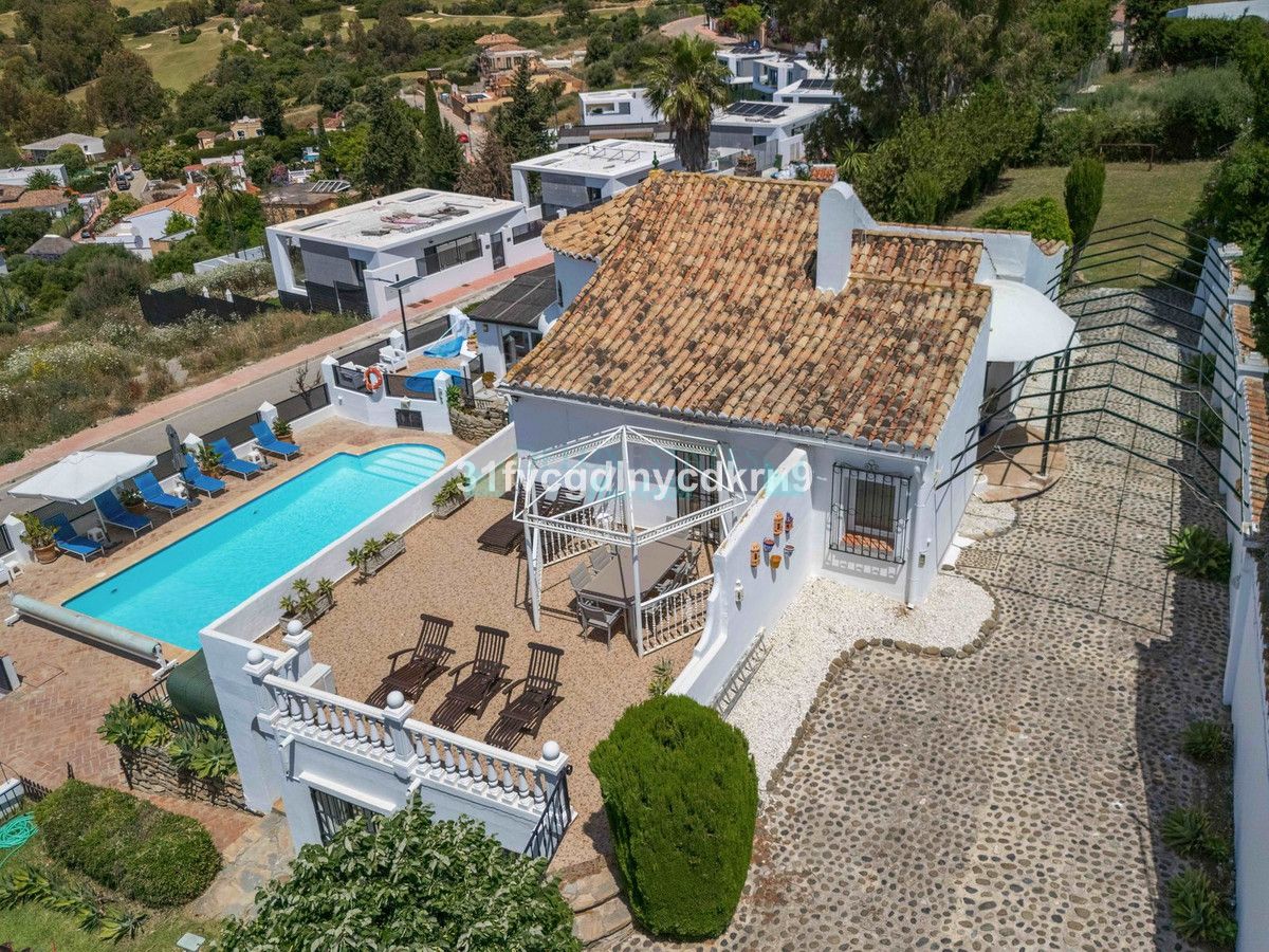 Villa for sale in Estepona
