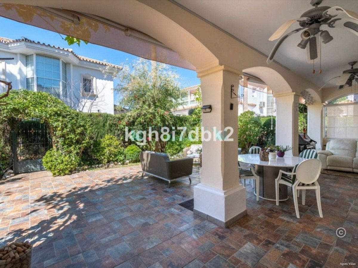 Villa en venta en Estepona