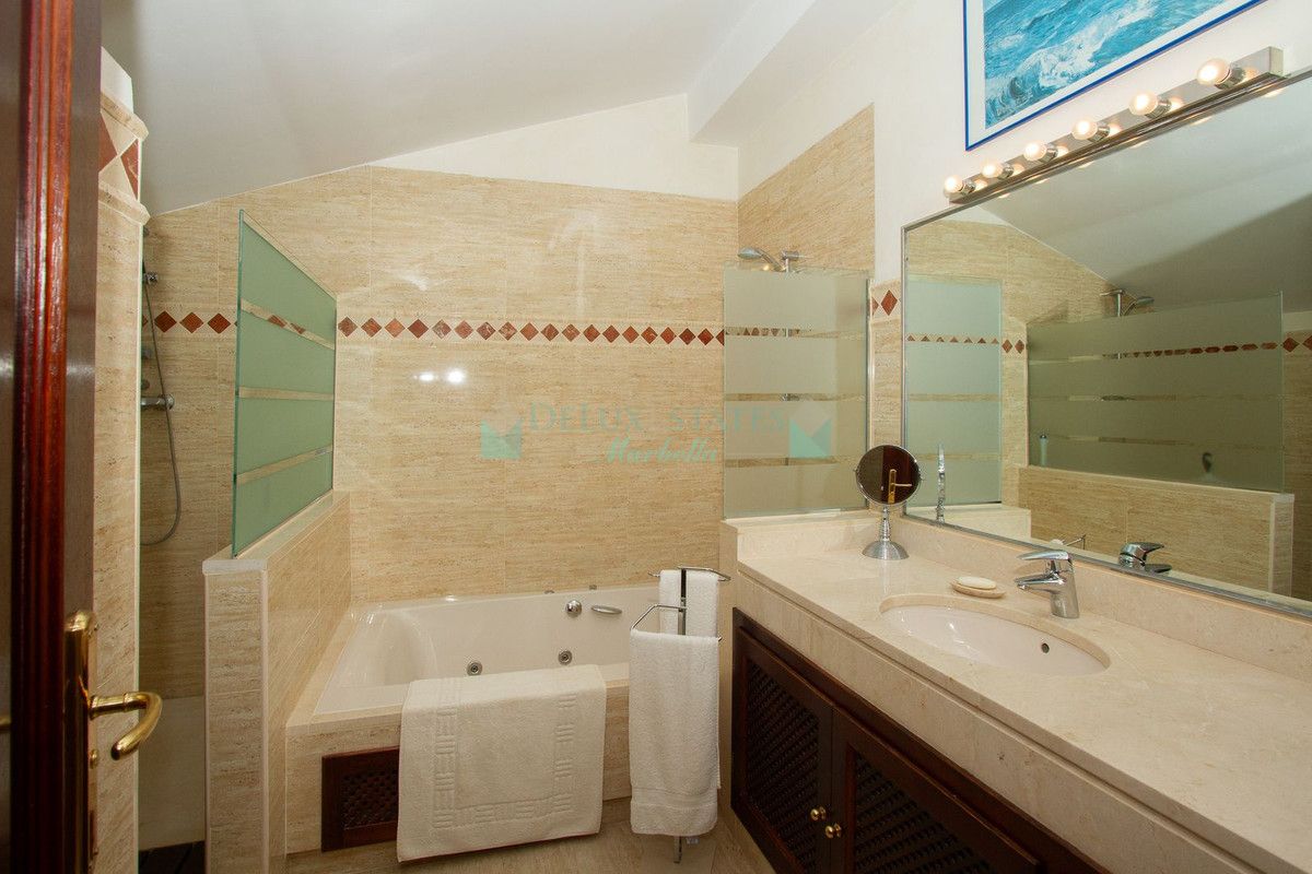 Penthouse for sale in La Mairena, Marbella East