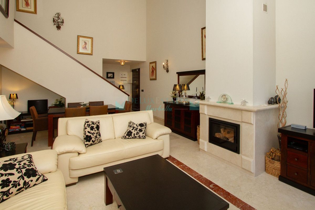 Penthouse for sale in La Mairena, Marbella East