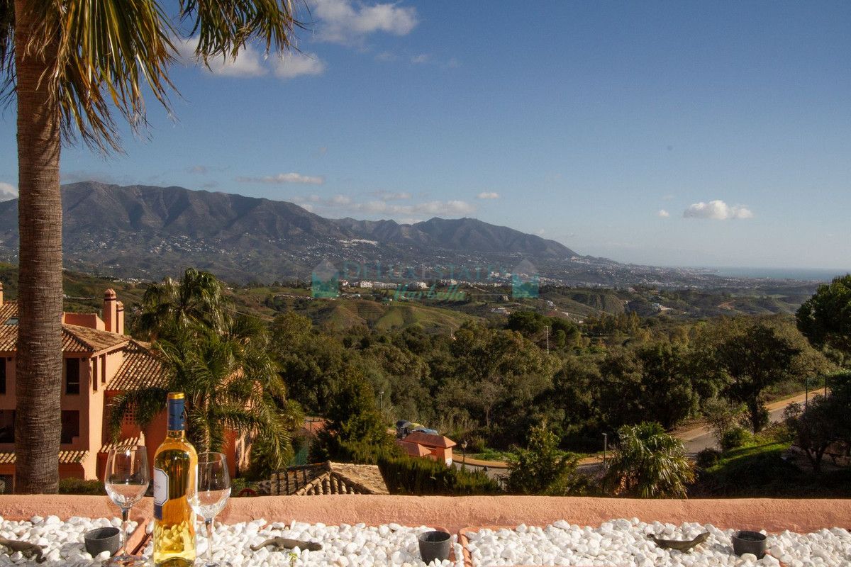 Penthouse for sale in La Mairena, Marbella East