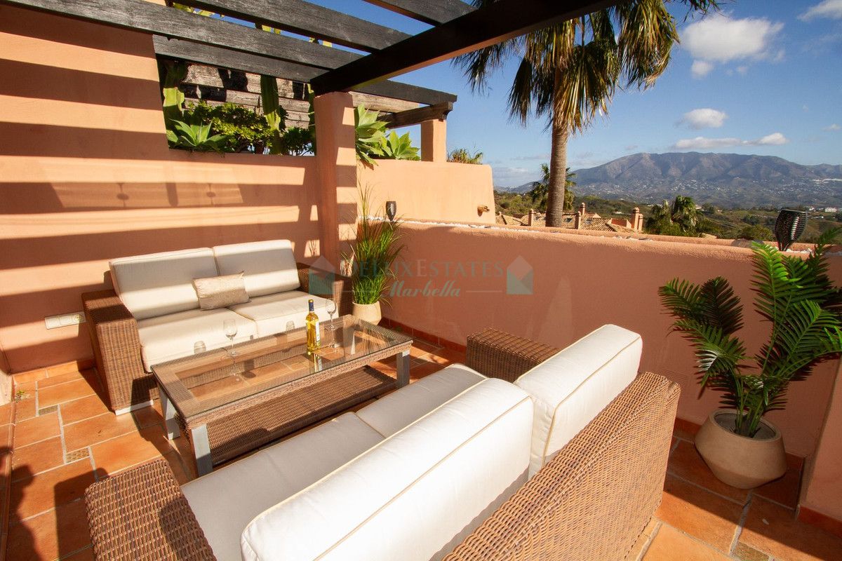 Penthouse for sale in La Mairena, Marbella East