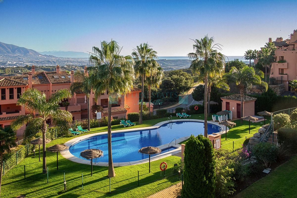 Penthouse for sale in La Mairena, Marbella East
