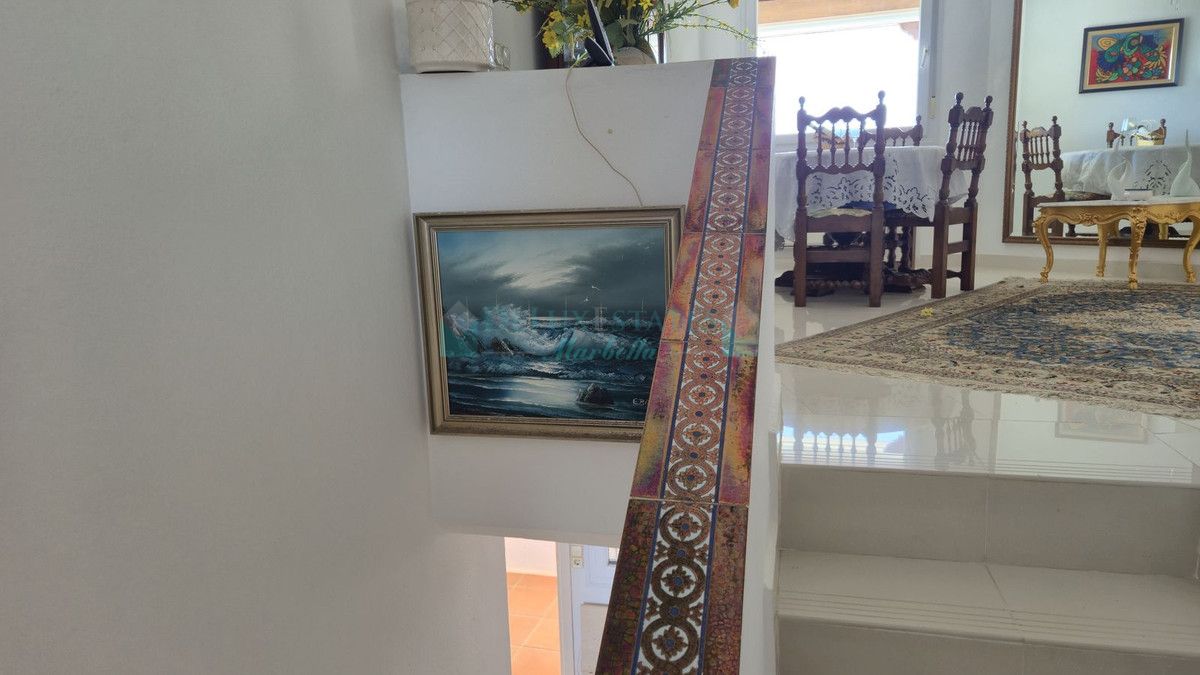 Penthouse for sale in Cabopino, Marbella East