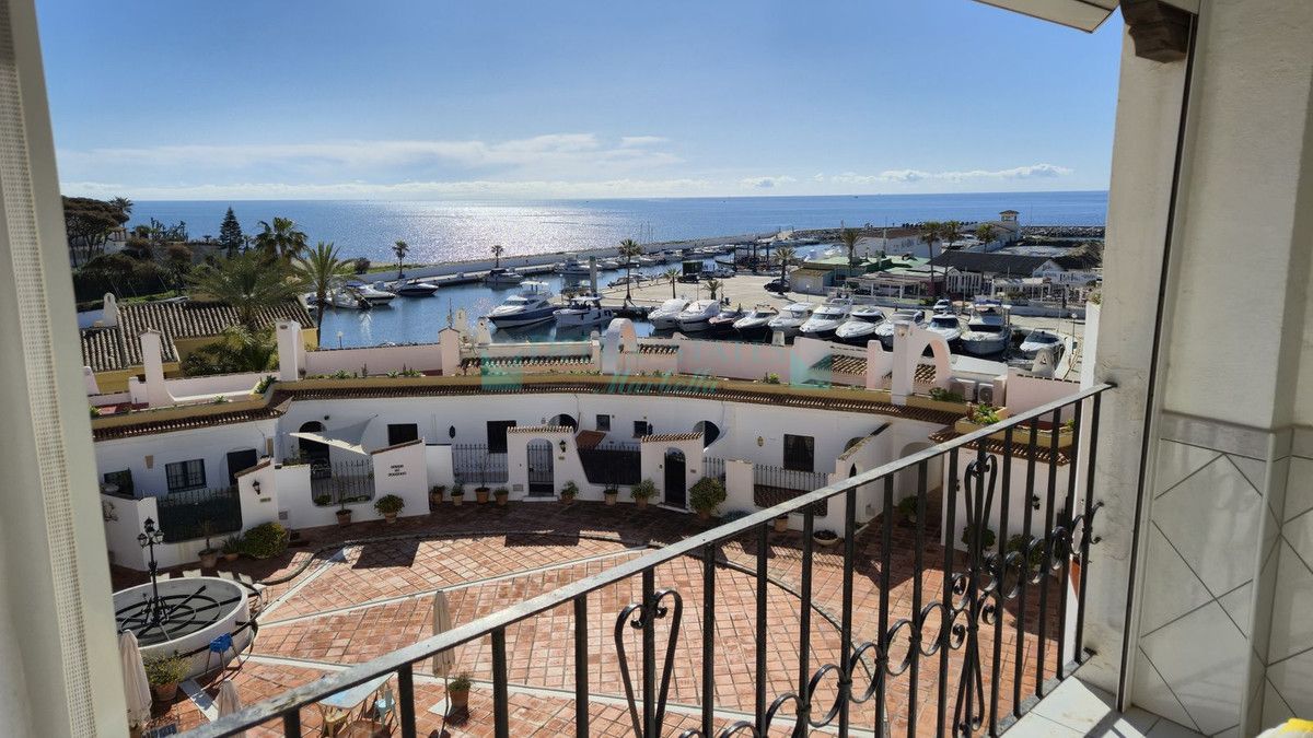 Penthouse for sale in Cabopino, Marbella East