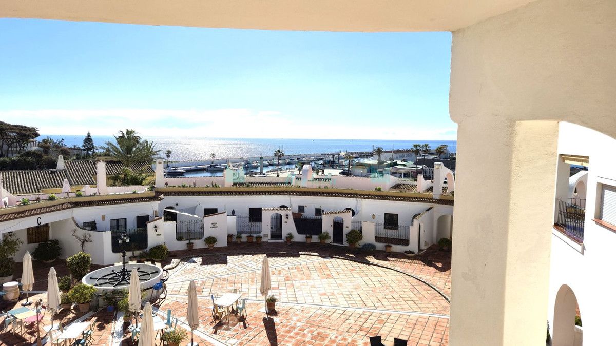 Penthouse for sale in Cabopino, Marbella East
