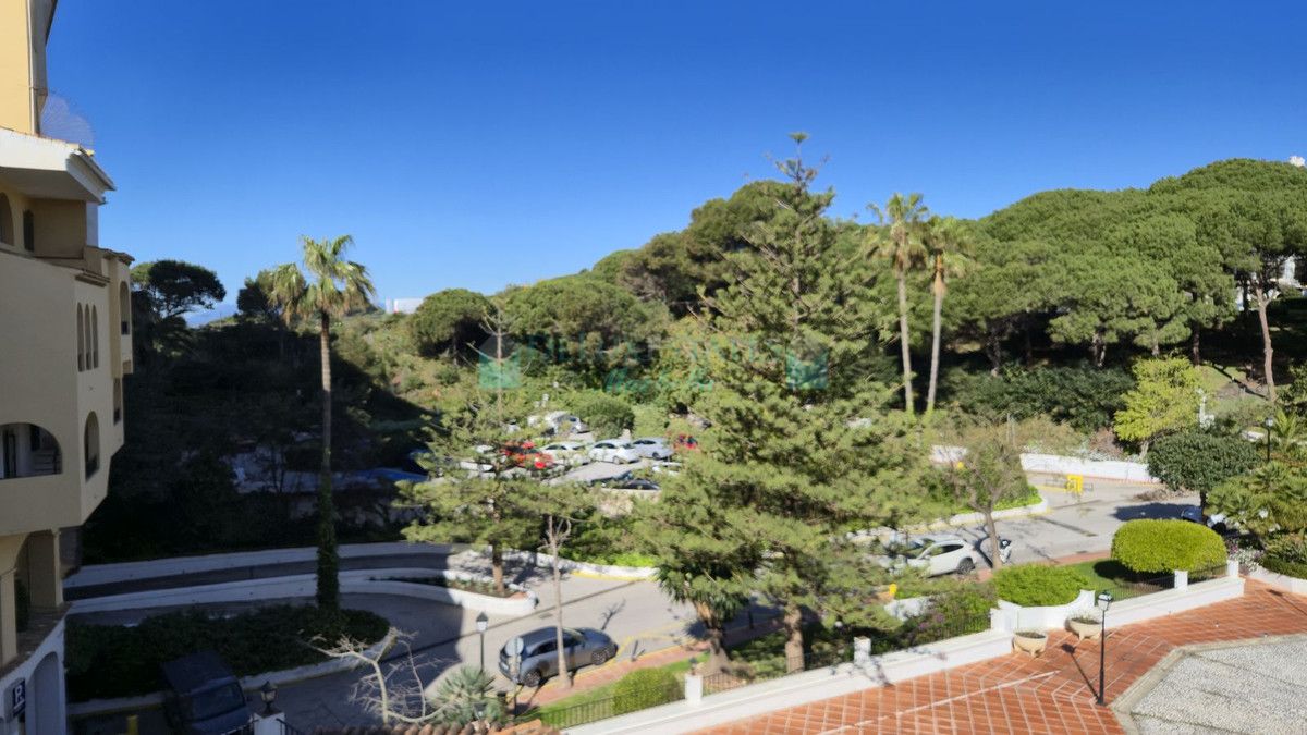 Penthouse for sale in Cabopino, Marbella East