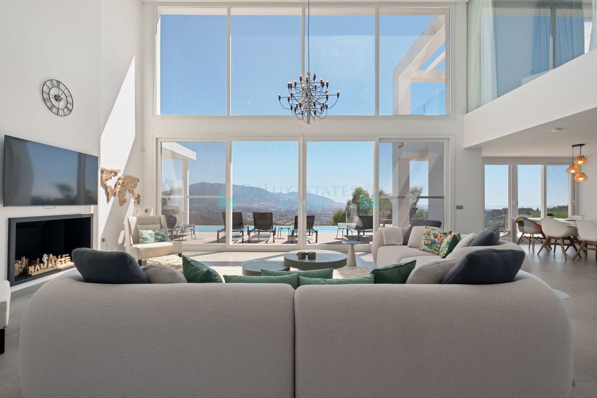 Villa for sale in La Mairena, Marbella East
