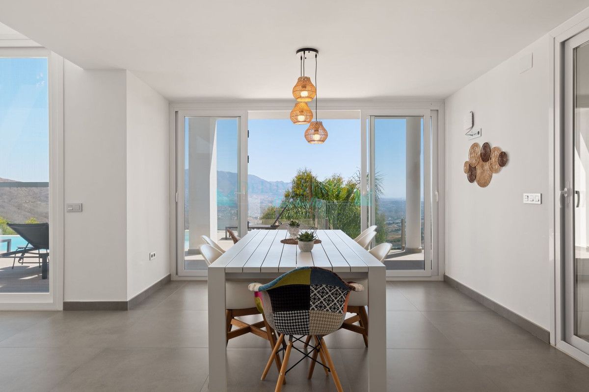 Villa for sale in La Mairena, Marbella East