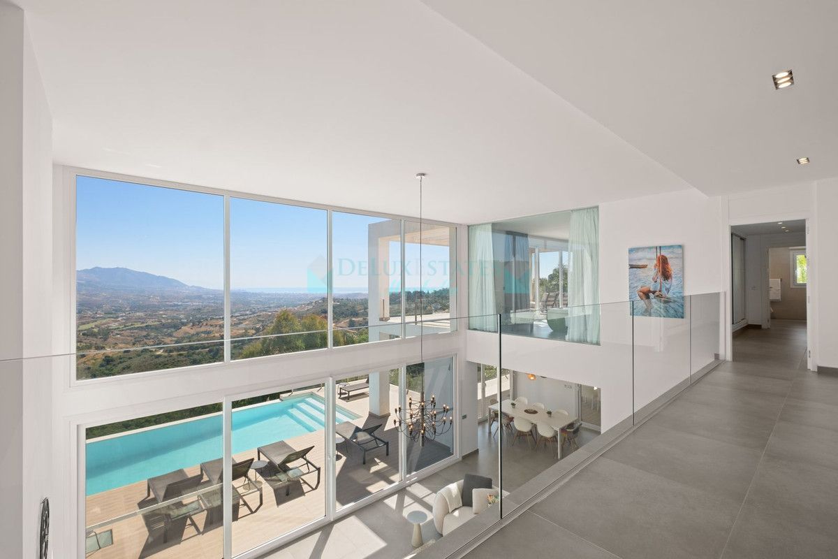 Villa for sale in La Mairena, Marbella East