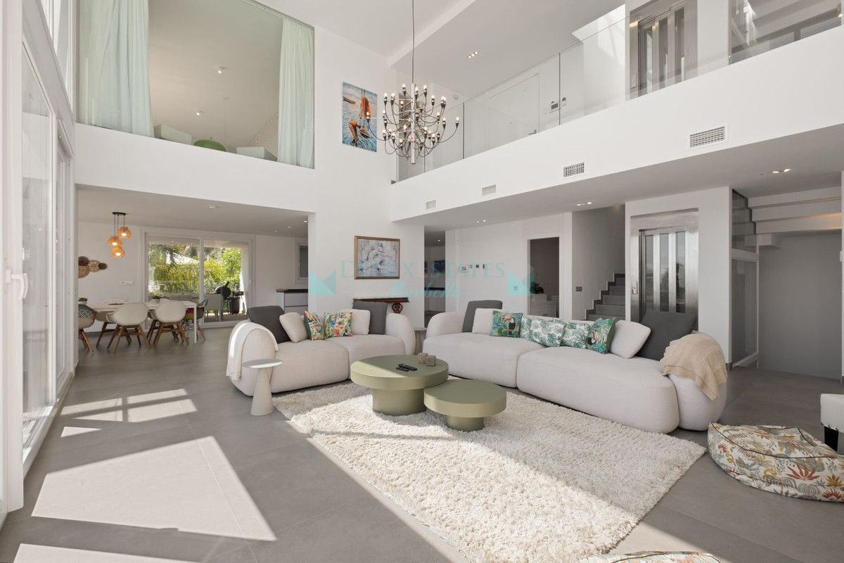 Villa for sale in La Mairena, Marbella East