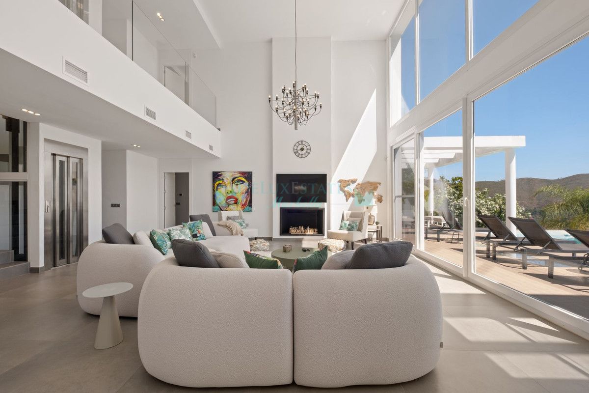 Villa for sale in La Mairena, Marbella East