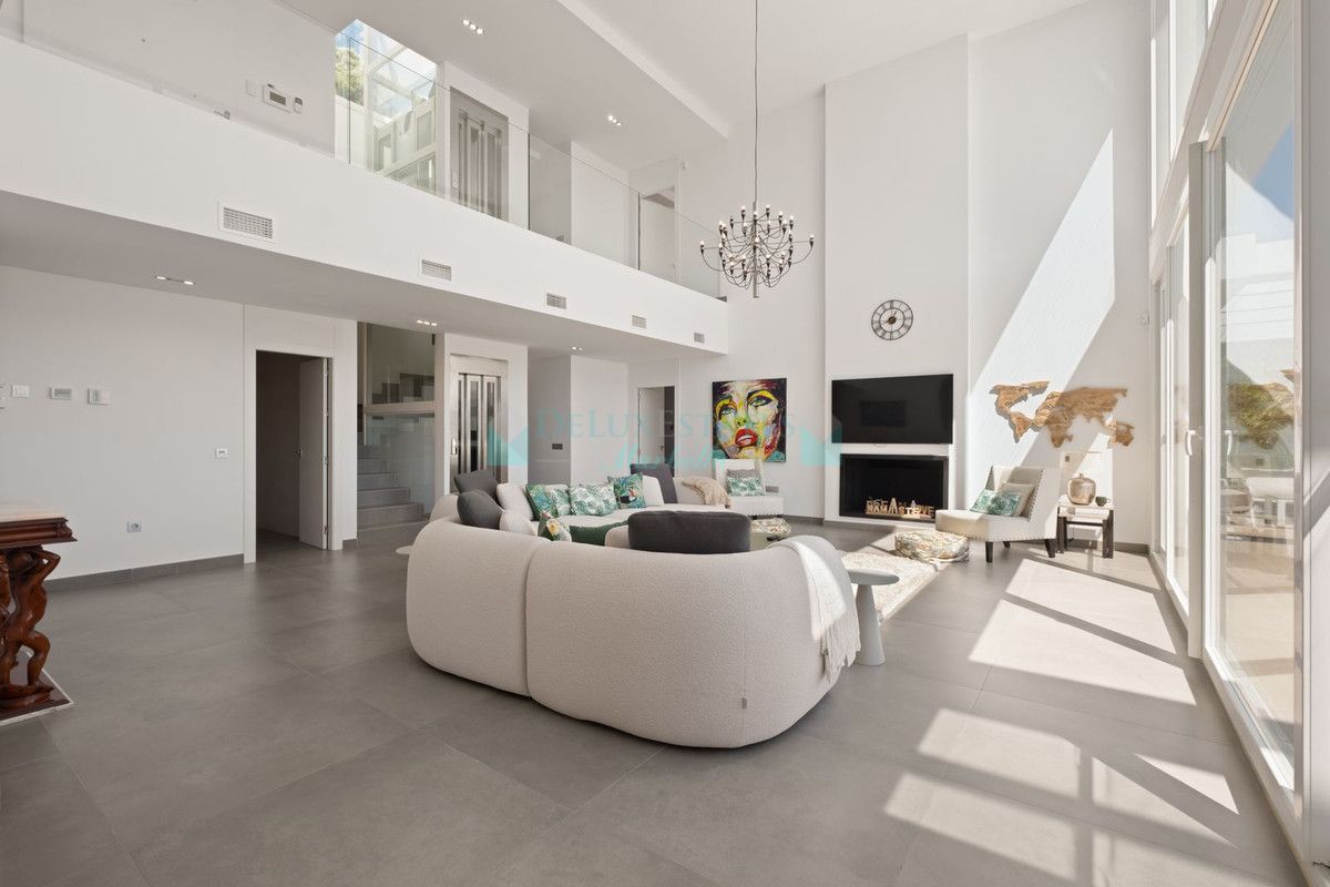 Villa for sale in La Mairena, Marbella East