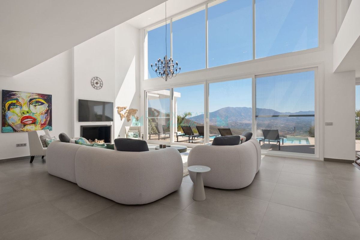 Villa for sale in La Mairena, Marbella East
